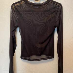 Croppad svart mesh (genomskinlig) tröja i stl XXS men passar  upp till stl M, stretchigt material.
