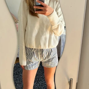 Shorts från zara - Super söta shorts till sommaren som är köpta på zara, från barnavdelningen i storlek 11/12, skulle säga att de är S/XS sitter perfekt på mig brukar ha S. (Det är marinblåa ränder) man kan även ha ett litet gulligt ”snöre” till🤩🤩❤️‍🩹
