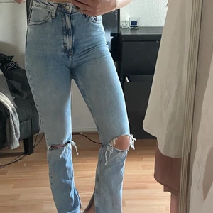 Jeans - Jeans från zara med slits vid foten och hål vid knäna
