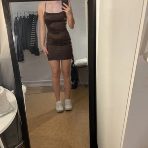 Klänning - Så super snygg klänning i en fin brun färg med silke material och öppen rygg med snören 