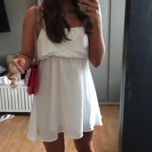 Studentklänning - Vit klänning ifrån:    Veromoda, storlek: S.    Använd fåtal gånger, mycket bra skick & väligt skön.🌸 önskas mer info skriv!! Köpare står för frakt.