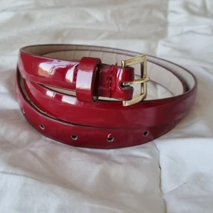 Röd skärp - Ett röd lackskärp använt skick.