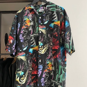 Skjorta - Weekday skjorta i storlek S. Den är väldigt lång och oversized. Använd 1 gång