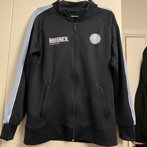  Hoodrich strike track top - Säljer nu denna as snygga Hoodrich tröja som ej finns kvar att köpa då den är slutsåld överallt. nypriset var 800kr Men! Säljer den endast för 348!!