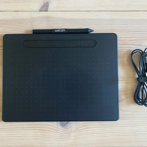 Wacom Intuos M Bluetooth ritplatta - Wacom Intuos M är en ritplatta för dator med batterifri penna. Ger naturlig övergång från traditionella penslar och pennor till digitala varianter. Ger användaren möjlighet att måla och göra skisser på fri hand.