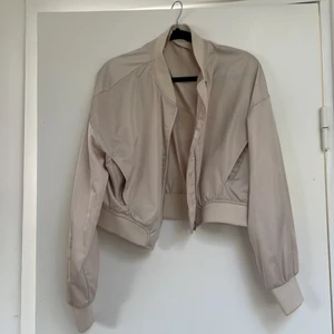 Zara tröja/ jacka - Det här är en tröja/ jacka som jag aldrig har använt och det är 146/152 i storlek 