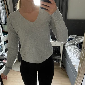 V ringad topp - Väldigt skrynklig då jag inte använder den längre. Men väldigt fin och har inga fläckar eller skador 