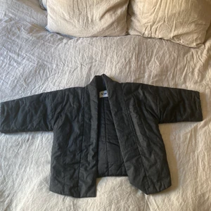 Acne jacka  - En mörkt grå jacka från ACNE. Sparsamt använd. Inköpt på Archive store. 