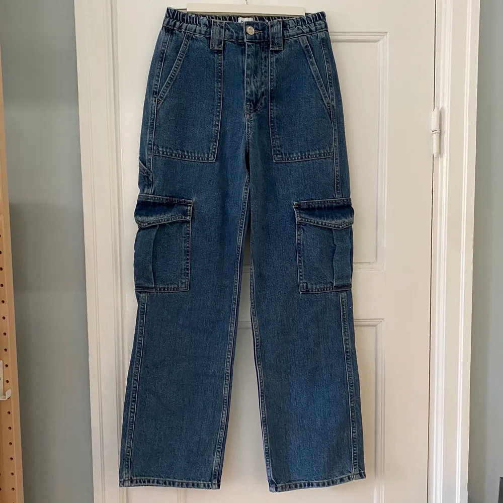 Säljes dessa jeans från BDG Urban Outfitter i modell SKATE. Mått: W24 och L30. Midjan är som max ca 76 cm (mycket stretch) och längden på inneben är 72 cm. Mycket sparsamt använda!. Jeans & Byxor.