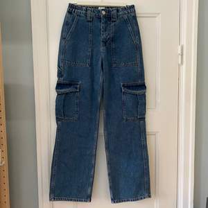 Säljes dessa jeans från BDG Urban Outfitter i modell SKATE. Mått: W24 och L30. Midjan är som max ca 76 cm (mycket stretch) och längden på inneben är 72 cm. Mycket sparsamt använda!