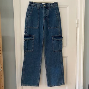 BDG Urban Outfitter SKATE - Säljes dessa jeans från BDG Urban Outfitter i modell SKATE. Mått: W24 och L30. Midjan är som max ca 76 cm (mycket stretch) och längden på inneben är 72 cm. Mycket sparsamt använda!