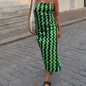 Mönstrad klänning - En långklänning med coolt mönster. Den har en snygg knytning i ryggen och har endast använts en gång. I storlek S och i nyskick!