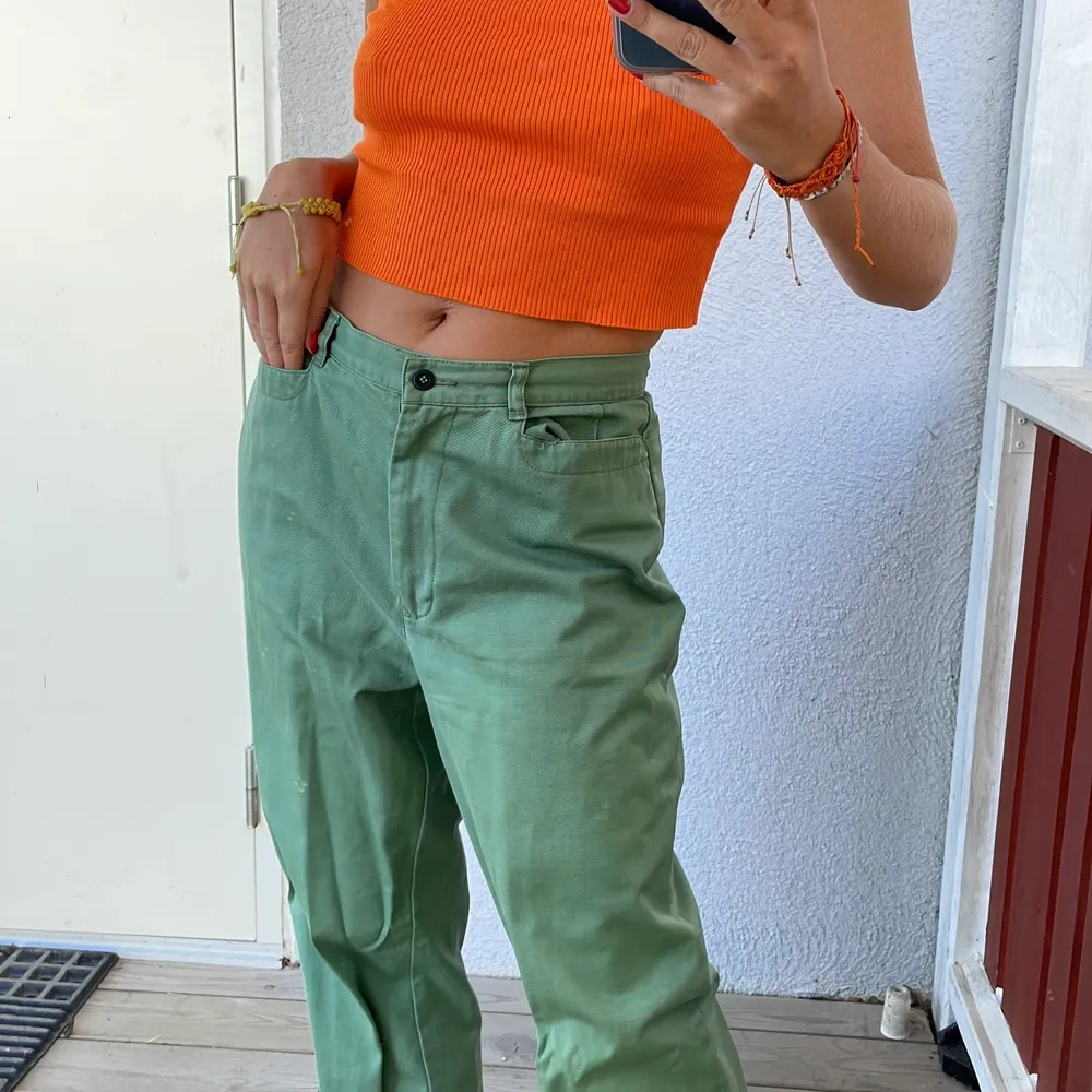 Supercoola gröna byxor som passar till mycket! Frakt tillkommer 😊 (jag är ca 1,62). Jeans & Byxor.