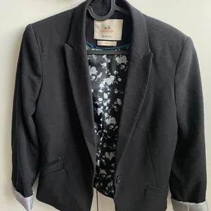 Svart kavaj  - 120kr + frakt 66kr (186kr totalt)