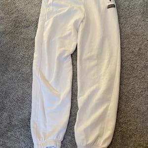 Mjukisbyxor från hm - Säljer dessa fina mjukisbyxor från hm, då dom blivit lite för små, säljer för 100kr, köparen står för frakten, frakten diskuteras 💞