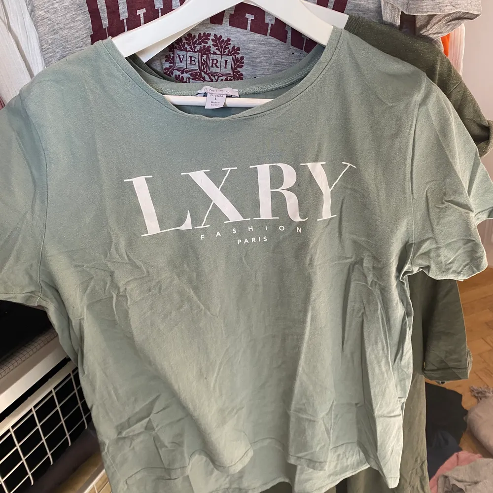 mintgrön T-shirt med vit text. ( LXRY fashion Paris). . T-shirts.