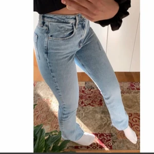 Jeans  - Ett par fina blåa jeans med slits från zara. Säljer pågrund av att dom inte kommer till någon användning längre. Nypris är 400 säljer nu för 250💓 