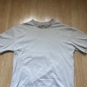 Beige t-shirt - Beige t-shirt i storlek M