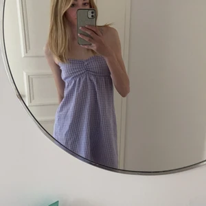 Lila klänning  - En jättefin lila klänning från hm köpt förra sommaren men inga skador 💗💗