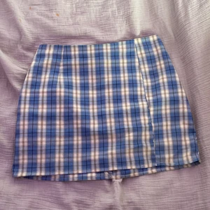 Rutig kjol  - Köpt från SHEIN för 130kr o säljer den för 30kr, bra skick o jätte fin nu till sommaren❤️men den är tyvärr för kort för mig som är 165cm lång. Stork S men passar även på xs 