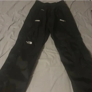 Northface termo byxor - Är 180 lång sitter sjukt bra. Svin snygga på även utan snö ute🤪 (tech byxor eller vad fan de kallas, najs o ha på vintern eller nån skidåkning?)