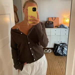 Kashmirkofta - Superfin kofta i Kashmir från Rosemunde. Ganska tunn i en jättefin brun färg! Använd 2 gånger 🤍 nypris ca 1500kr.