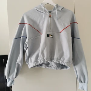 FILA cropped hoodie - oanvänd!  - FILA cropped hoodie, aldrig använd. Kommer från rök och djurfritt hem. Skickas spårbart med Postnord. 