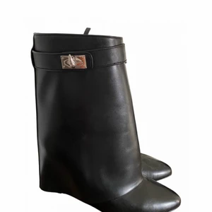 Givency shark boots - Storlek 39, väldigt fint skick och kommer med boxen till!