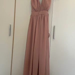 Klänning  - Använd en gång. Nyskick 