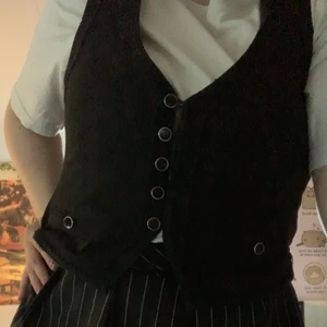 väst  - Skitsnygg väst som är perfekt för en fairy grunge look! Storlek L men passar större och mindre beroende på hur man vill att den ska sitta, den visas på mig som är M/L i vanliga fall