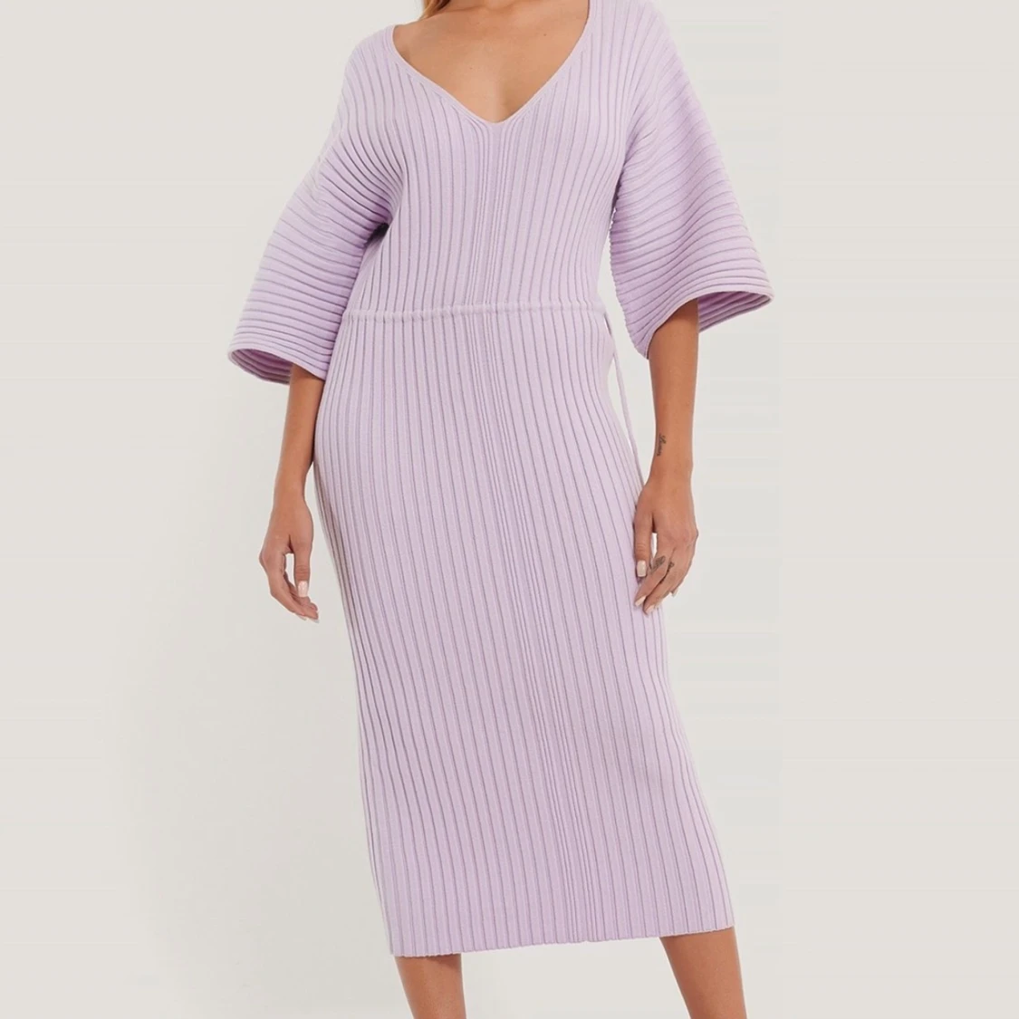 Stickad lila klänning sökes