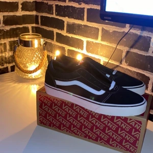 Vans Skor - Säljer mina Vans skor då jag har ett par lika dana som jag tränar i och dem här bara ligger och skräpar. Dem är helt oanvända och prislapp kvar. Skick 10/10. Pris kan diskuteras