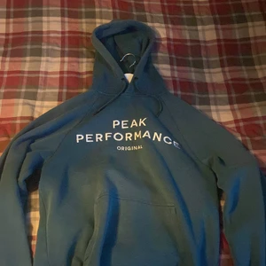 Peak performance hoodie  - Inte använd mycket så den är i bra skick. Storleken är XL men känns som L