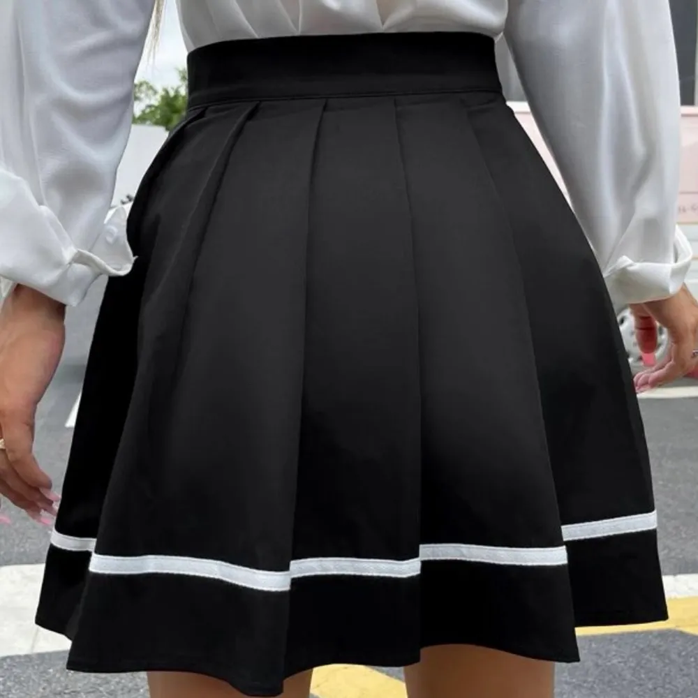 Snygg svart kjol med detaljer, sitter väldigt fint på. Kommer ej till användning därför säljer jag den!. Kjolar.