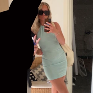 Klänning - Den populära sommarklänningen med öppen rygg och halterneck! Så snygg nu till sommaren 😍🎉