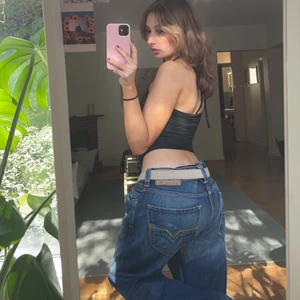 jeans me tryck där back 💯 - super fina baggy y2k byxor med coola detaljer på byxorna i bra skick, stora i midjan så skärp behövs då de är baggy!! Dem är unisex å passar fint för alla (Jag är 164 för preferens)💞 