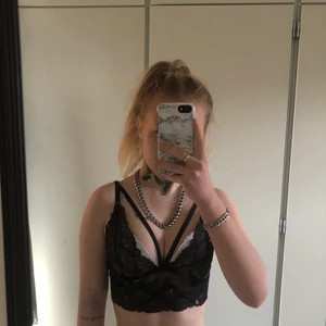 Svart spets topp - Jätte fin spets topp som aldrig blev använd tyvärr. Kan användas som bh också, ställbara band