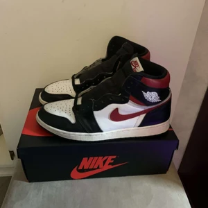 Air Jordan 1 High retro ”gym red” - Hej! Säljer mina air Jordan 1 High retro ”gym red”, de är sparsamt använda och i bra skick. Cond: 9/8,5, storlek 46