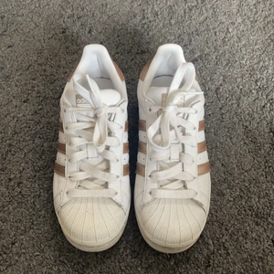 Skor - Ett par adidasskor i storlek 36,5. Använda många gånger men ändå i bra skick. 