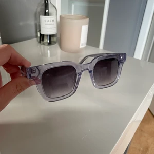 Chimi eyewear solglasögon  - Jättefina chimi eyewear solbrillor använda fåtal gånger, inga repor.  De hade ett samarbete med h&m något år sen därav att de inte finns att få tag på längre.  Köpta för 399 säljes för 300 INKLUSIVE frakt