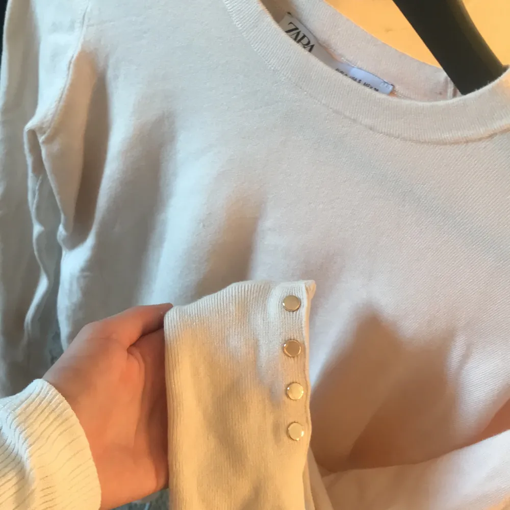 En super fin tröja från zara, använd fåtal gånger💞. Tröjor & Koftor.
