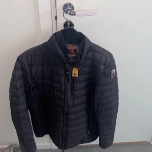 INTRESSEKOLL på min Parajumper jacka - Parajumper jacka som är skön att ha på sig nu under våren. säljs pga att jag bytt stil och den inte kommer till användning. Kom i DM för fler bilder eller frågor!