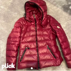 Moncler jacka - Säker min fina moncler jacka som är lite sliten på några ställen och dragkedjan är utbyten mot en annan men det är enkelt att byta🥰 Saknar box ( därav priset) men har kvitto. Bud på 1900