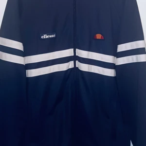 ELLESSE TRÄNINGS JACKA HERR - Ellens tränings jacka herr i fint skick, mörkblå, size:xxl, använd ett fåtal gånger 