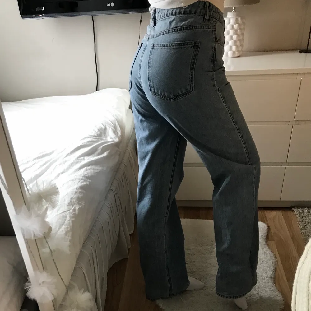 Säljer mina superfina jeans från HM, använd fåtal gånger☺️. Storlek 40, meddela mig vid intresse av fler bilder! . Jeans & Byxor.