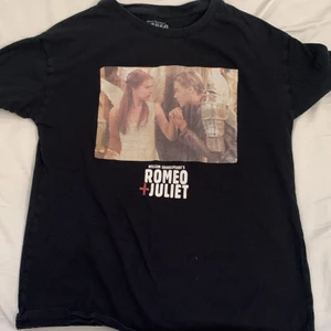 romeo+juliet t-shirt💋💋 - svart t-shirt med Romeo och Julia på💘 oklart vart den är köpt då jag fick den av min farmor haha men det står pull and bear så vi går på det! Storleken säger XS men jag är en S och den funkar finfint på mig! köp innan jag ångrar mig! Verkligen jättegullig💘 även perfekt till sommaren!!