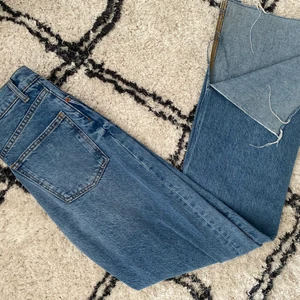 ZARA JEANS med SLITS💙 - Helt nya Zara jeans, köpta för 399kr säljs för 150kr