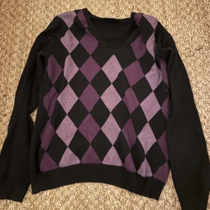 rutig tjocktröja  - säljer min jättesöta lila rutiga tröja 🤩 den är superskön och passar alla från xs-m 🙏