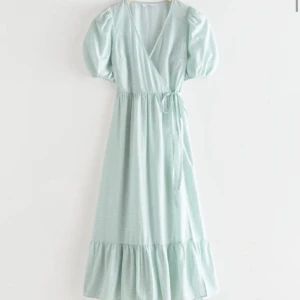 SÖKES: omlottklänning med puffärm & other stories - Hej! Jag söker denna klänning, hör av dig om du vill sälja den. 