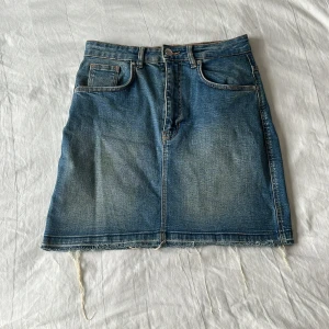 Jeanskjol - Superfin jeanskjol som blivit för liten. Använd fåtal gånger så fint skick! 